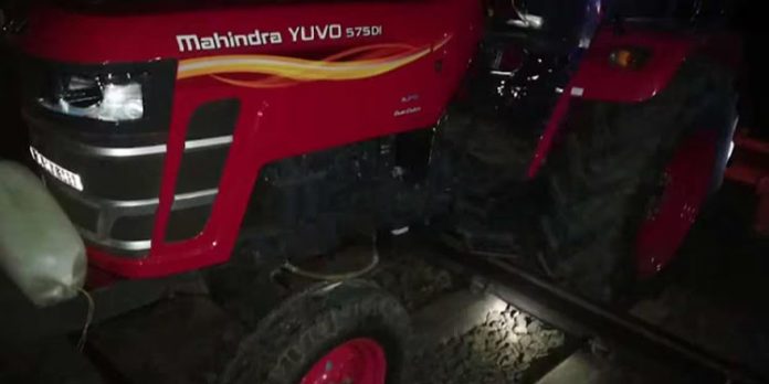 കാസർകോട് ചിത്താരിയിൽ റെയിൽവേ ട്രാക്കിൽ ട്രാക്ടർ കുടുങ്ങി കാസർകോട് ചിത്താരിയിൽ റെയിൽവേ ട്രാക്കിൽ ട്രാക്ടർ കുടുങ്ങി