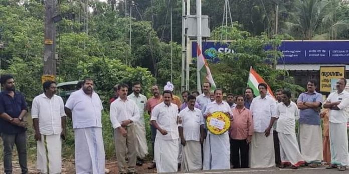 ആനന്ദപ്പള്ളിയിൽ എഐ ക്യാമറയ്ക്ക് മുന്നിൽ കോൺഗ്രസ് പ്രതിഷേധിച്ചു ആനന്ദപ്പള്ളിയിൽ എഐ ക്യാമറയ്ക്ക് മുന്നിൽ കോൺഗ്രസ് പ്രതിഷേധിച്ചു