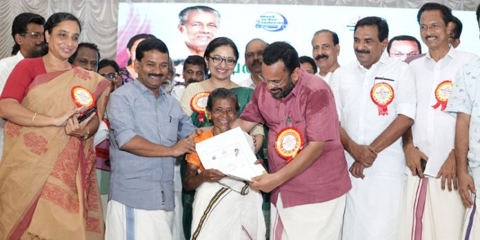 സര്ക്കാര് തുണച്ചു : പട്ടയം കിട്ടി, ആത്മ സംതൃപ്തിയോടെ പൊന്നമ്മ സര്ക്കാര് തുണച്ചു : പട്ടയം കിട്ടി, ആത്മ സംതൃപ്തിയോടെ പൊന്നമ്മ