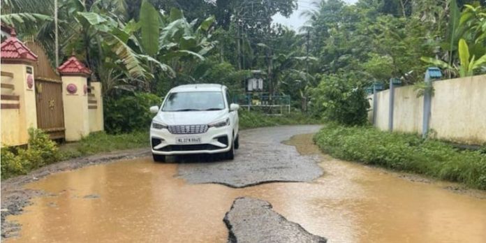 ആറാട്ടുകടവ് – പുത്തൻ പുരയിൽ പടി റോഡ് തകർന്നതോടെ ദുരിതത്തിൽ നാട്ടുകാർ ആറാട്ടുകടവ് – പുത്തൻ പുരയിൽ പടി റോഡ് തകർന്നതോടെ ദുരിതത്തിൽ നാട്ടുകാർ