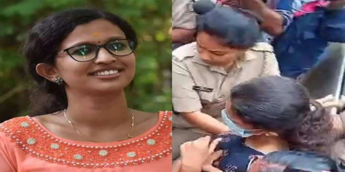 വ്യാജ സര്ട്ടിഫിക്കറ്റ് കേസ് ; വിദ്യയുടെ അറസ്റ്റ് രേഖപ്പെടുത്തി നീലേശ്വരം പോലീസ് വ്യാജ സര്ട്ടിഫിക്കറ്റ് കേസ് ; വിദ്യയുടെ അറസ്റ്റ് രേഖപ്പെടുത്തി നീലേശ്വരം പോലീസ്