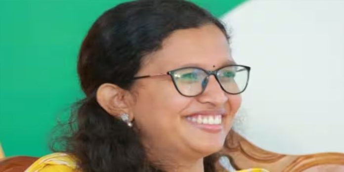 വ്യാജ സര്ട്ടിഫിക്കറ്റിന്റെ ഒറിജിനല് അട്ടപ്പാടി ചുരത്തില് കീറിക്കളഞ്ഞു ; വിദ്യ കുറ്റം സമ്മതിച്ചതായി പോലീസ് റിപ്പോര്ട്ട് വ്യാജ സര്ട്ടിഫിക്കറ്റിന്റെ ഒറിജിനല് അട്ടപ്പാടി ചുരത്തില് കീറിക്കളഞ്ഞു ; വിദ്യ കുറ്റം സമ്മതിച്ചതായി പോലീസ് റിപ്പോര്ട്ട്