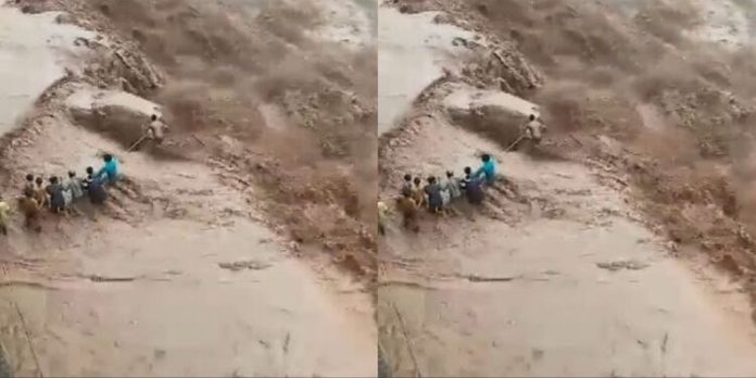 കുത്തിയൊലിച്ച് ഘാഗ്ഗര് നദി ; ഒഴുക്കില്പ്പെട്ട കാറില് നിന്ന് തലനാരിഴയ്ക്ക് രക്ഷപെടല് കുത്തിയൊലിച്ച് ഘാഗ്ഗര് നദി ; ഒഴുക്കില്പ്പെട്ട കാറില് നിന്ന് തലനാരിഴയ്ക്ക് രക്ഷപെടല്