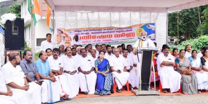 മുഖ്യമന്ത്രി വിദഗ്ദ്ധനായ പോക്കറ്റടിക്കാരൻ ; പ്രൊഫ.പി.ജെ കുര്യൻ മുഖ്യമന്ത്രി വിദഗ്ദ്ധനായ പോക്കറ്റടിക്കാരൻ ; പ്രൊഫ.പി.ജെ കുര്യൻ