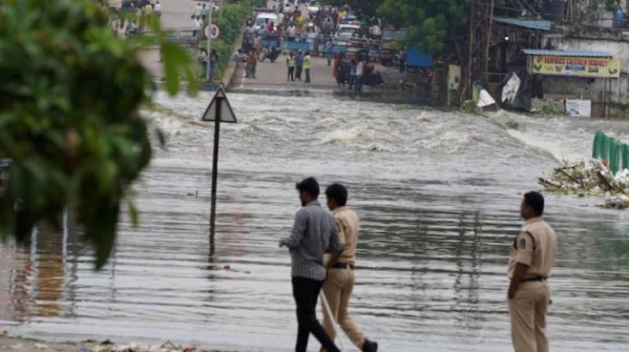 മഴയിൽ മുങ്ങി ഉത്തരേന്ത്യ ; ഡൽഹിയിലും മധ്യപ്രദേശിലും ഹിമാചലിലും പ്രതീക്ഷിച്ചതിലും നേരത്തെ കാലവർഷം എത്തി മഴയിൽ മുങ്ങി ഉത്തരേന്ത്യ ; ഡൽഹിയിലും മധ്യപ്രദേശിലും ഹിമാചലിലും പ്രതീക്ഷിച്ചതിലും നേരത്തെ കാലവർഷം എത്തി