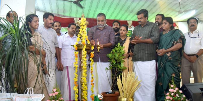 കൃഷി ഭവനിൽ നിന്നും പൊതു ജനങ്ങൾക്ക് ലഭിക്കുന്ന സേവനവും സ്മാർട്ട് ആകണം ; മന്ത്രി പി പ്രസാദ് കൃഷി ഭവനിൽ നിന്നും പൊതു ജനങ്ങൾക്ക് ലഭിക്കുന്ന സേവനവും സ്മാർട്ട് ആകണം ; മന്ത്രി പി പ്രസാദ്