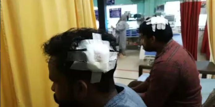 അമിത വേഗതയിൽ കാർ ഓടിച്ചത് ചോദിച്ചു ; വടിവാൾ വീശി റൗഡി ലിസ്റ്റിലെ കരീം, മൂന്ന് യുവാക്കൾക്ക് പരിക്ക് അമിത വേഗതയിൽ കാർ ഓടിച്ചത് ചോദിച്ചു ; വടിവാൾ വീശി റൗഡി ലിസ്റ്റിലെ കരീം, മൂന്ന് യുവാക്കൾക്ക് പരിക്ക്