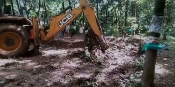 ആനയെ കൊന്ന് കുഴിച്ചിട്ട സംഭവം ; 4 പേർ കൂടി കീഴടങ്ങി ആനയെ കൊന്ന് കുഴിച്ചിട്ട സംഭവം ; 4 പേർ കൂടി കീഴടങ്ങി