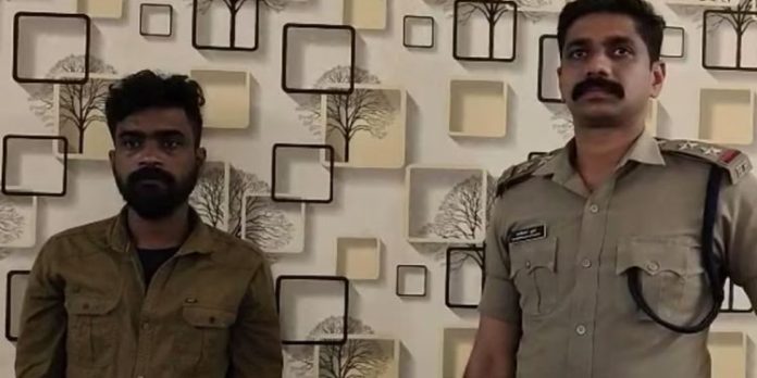 വ്യക്തിവൈരാഗ്യത്തിന്റെ പേരില് യുവാവിനെ വെട്ടി ; കുപ്രസിദ്ധ കുറ്റവാളി ഫാന്റം പൈലി അറസ്റ്റിൽ വ്യക്തിവൈരാഗ്യത്തിന്റെ പേരില് യുവാവിനെ വെട്ടി ; കുപ്രസിദ്ധ കുറ്റവാളി ഫാന്റം പൈലി അറസ്റ്റിൽ