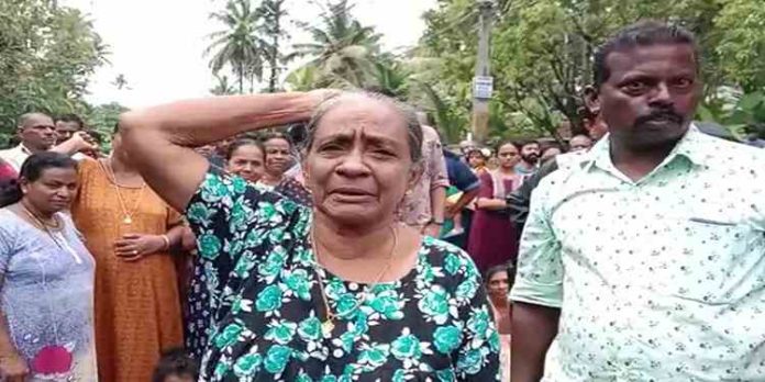 കടലാക്രമണം രൂക്ഷം ; അധികാരികളുടെ അനാസ്ഥയിൽ പ്രതിഷേധിച്ച് ചെല്ലാനം നിവാസികൾ കടലാക്രമണം രൂക്ഷം ; അധികാരികളുടെ അനാസ്ഥയിൽ പ്രതിഷേധിച്ച് ചെല്ലാനം നിവാസികൾ