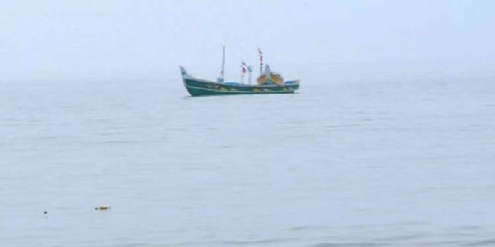 മത്സ്യത്തൊഴിലാളികൾ കടലിൽ കുടുങ്ങി; രക്ഷിക്കാൻ ശ്രമം തുടരുന്നു മത്സ്യത്തൊഴിലാളികൾ കടലിൽ കുടുങ്ങി; രക്ഷിക്കാൻ ശ്രമം തുടരുന്നു