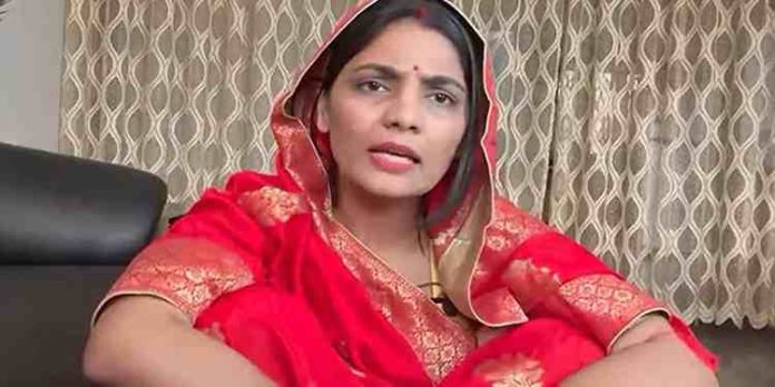 ആദിവാസി യുവാവിനു മേല് മൂത്രമൊഴിച്ച സംഭവം: ആര്.എസ്.എസിനെ വിമര്ശിച്ച ഗായികക്കെതിരെ കേസ് ആദിവാസി യുവാവിനു മേല് മൂത്രമൊഴിച്ച സംഭവം: ആര്.എസ്.എസിനെ വിമര്ശിച്ച ഗായികക്കെതിരെ കേസ്