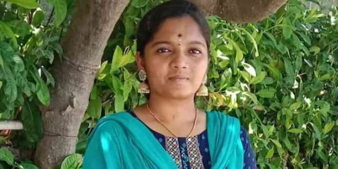 മൊബൈൽ ഫോണ് തട്ടിപ്പറിക്കാനുള്ള ശ്രമം ചെറുക്കുന്നതിനിടെ യുവതി ട്രെയിനിൽ നിന്ന് വീണ് മരിച്ചു മൊബൈൽ ഫോണ് തട്ടിപ്പറിക്കാനുള്ള ശ്രമം ചെറുക്കുന്നതിനിടെ യുവതി ട്രെയിനിൽ നിന്ന് വീണ് മരിച്ചു