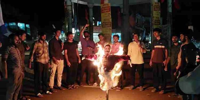 വിദ്യാർഥിനിക്കെതിരെ അധിക്ഷേപം; കെ.ടി ജലീലിന്റെ കോലം കത്തിച്ച് ഫ്രട്ടേണിറ്റി മൂവ്മെന്റ് വിദ്യാർഥിനിക്കെതിരെ അധിക്ഷേപം; കെ.ടി ജലീലിന്റെ കോലം കത്തിച്ച് ഫ്രട്ടേണിറ്റി മൂവ്മെന്റ്