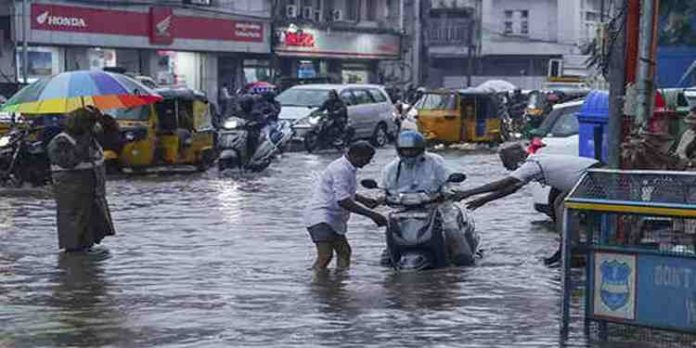 രാജ്യത്ത് പരക്കെ ശക്തമായ മഴക്ക് സാധ്യത; ഗുജറാത്തില് റെഡ് അലര്ട്ട് രാജ്യത്ത് പരക്കെ ശക്തമായ മഴക്ക് സാധ്യത; ഗുജറാത്തില് റെഡ് അലര്ട്ട്