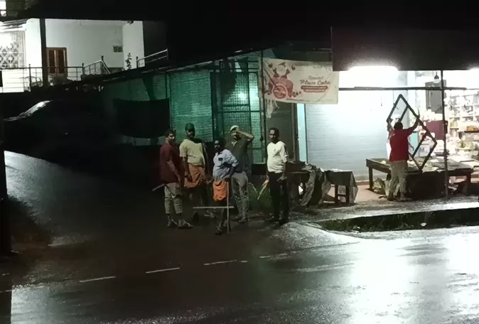 കണ്ണൂരിലെ ചെറുപുഴ മേഖലയിൽ രാത്രികാലങ്ങളിൽ ഭീതി വിതച്ച് അജ്ഞാതന്റെ സാന്നിധ്യം കണ്ണൂരിലെ ചെറുപുഴ മേഖലയിൽ രാത്രികാലങ്ങളിൽ ഭീതി വിതച്ച് അജ്ഞാതന്റെ സാന്നിധ്യം