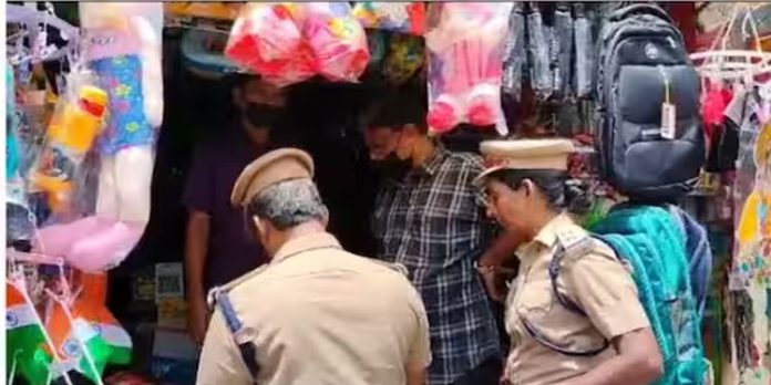 ചാല മാർക്കറ്റിൽ പ്ലാസ്റ്റിക് പിടികൂടാൻ മിന്നൽ പരിശോധന ; തടയാൻ ശ്രമിച്ച് വ്യാപാരികളും നാട്ടുകാരും ചാല മാർക്കറ്റിൽ പ്ലാസ്റ്റിക് പിടികൂടാൻ മിന്നൽ പരിശോധന ; തടയാൻ ശ്രമിച്ച് വ്യാപാരികളും നാട്ടുകാരും