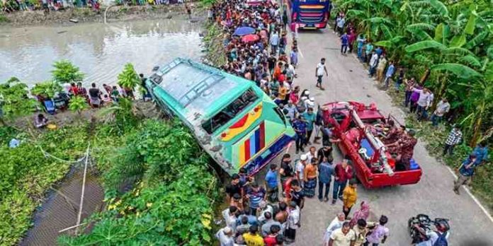 ബംഗ്ലാദേശിൽ ബസ് മറിഞ്ഞ് അപകടം ; 17 പേർ മരിച്ചു ബംഗ്ലാദേശിൽ ബസ് മറിഞ്ഞ് അപകടം ; 17 പേർ മരിച്ചു