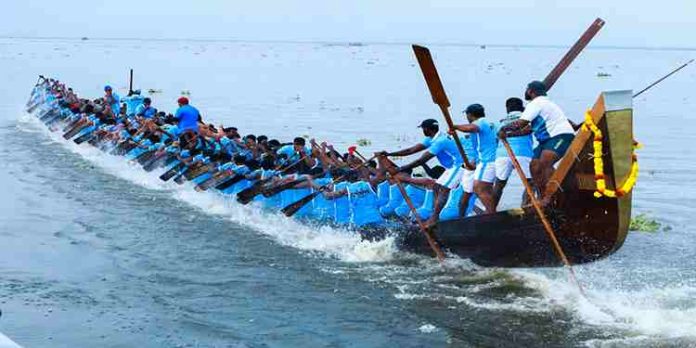 നീലാകാശത്തിന് കീഴിൽ നീലപ്പടയായി പുന്നമടക്കായലിൽ കന്നി അങ്കത്തിനായി തലവടി ചുണ്ടൻ നീലാകാശത്തിന് കീഴിൽ നീലപ്പടയായി പുന്നമടക്കായലിൽ കന്നി അങ്കത്തിനായി തലവടി ചുണ്ടൻ