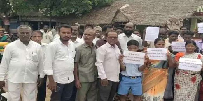 മതം മാറിയതിന് ഗ്രാമത്തിൽ നിന്നും വിലക്ക് ; ദയാവധം ആവശ്യപ്പെട്ട് ഏഴ് കുടുംബങ്ങൾ മതം മാറിയതിന് ഗ്രാമത്തിൽ നിന്നും വിലക്ക് ; ദയാവധം ആവശ്യപ്പെട്ട് ഏഴ് കുടുംബങ്ങൾ