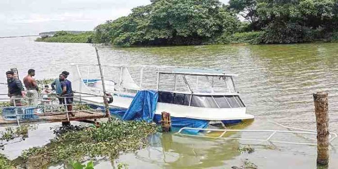 ഭാരതപ്പുഴയിൽ സർവിസിന് കൊണ്ടുവന്ന ഉല്ലാസബോട്ട് മുങ്ങി ഭാരതപ്പുഴയിൽ സർവിസിന് കൊണ്ടുവന്ന ഉല്ലാസബോട്ട് മുങ്ങി