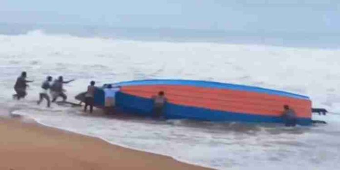 ശക്തമായ തിരയിൽ മത്സ്യബന്ധന വള്ളം മറിഞ്ഞു ; മൂന്നു പേർക്ക് പരിക്ക് ശക്തമായ തിരയിൽ മത്സ്യബന്ധന വള്ളം മറിഞ്ഞു ; മൂന്നു പേർക്ക് പരിക്ക്