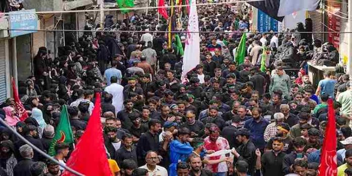മുഹ്റം ഘോഷയാത്രക്കിടെ അക്രമം; എട്ട് മരണം മുഹ്റം ഘോഷയാത്രക്കിടെ അക്രമം; എട്ട് മരണം