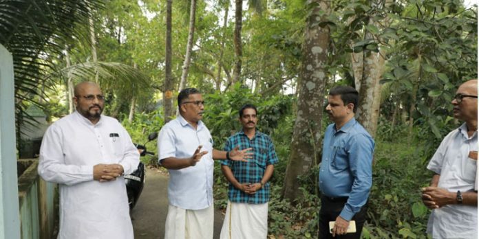 സൗഹൃദ നഗറില് വികസനത്തിന് വഴി തെളിയുന്നു ; സബ് ജഡ്ജ് പ്രമോദ് മുരളി സ്ഥലം സന്ദര്ശിച്ചു. സൗഹൃദ നഗറില് വികസനത്തിന് വഴി തെളിയുന്നു ; സബ് ജഡ്ജ് പ്രമോദ് മുരളി സ്ഥലം സന്ദര്ശിച്ചു.