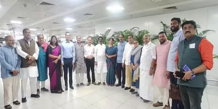 രാഷ്ട്രീയ ലാഭമല്ല, ജനങ്ങളെ കേൾക്കലാണ് ലക്ഷ്യം ; ‘ഇന്ത്യ’ മണിപ്പൂരിൽ രാഷ്ട്രീയ ലാഭമല്ല, ജനങ്ങളെ കേൾക്കലാണ് ലക്ഷ്യം ; ‘ഇന്ത്യ’ മണിപ്പൂരിൽ