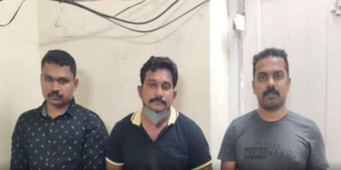 വ്യാപാരിയെ തട്ടിക്കൊണ്ടുപോകാന് ശ്രമം ; പ്രതികളായ പോലീസുകാരെ പിരിച്ചുവിട്ടു വ്യാപാരിയെ തട്ടിക്കൊണ്ടുപോകാന് ശ്രമം ; പ്രതികളായ പോലീസുകാരെ പിരിച്ചുവിട്ടു