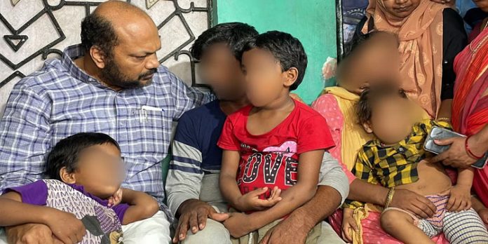 പ്രതിക്ക് പരമാവധി ശിക്ഷ ഉറപ്പാക്കും ; ആലുവയില് കൊല്ലപ്പെട്ട അഞ്ച് വയസുകാരിയുടെ വീട് സന്ദര്ശിച്ച് മന്ത്രി പി രാജീവ് പ്രതിക്ക് പരമാവധി ശിക്ഷ ഉറപ്പാക്കും ; ആലുവയില് കൊല്ലപ്പെട്ട അഞ്ച് വയസുകാരിയുടെ വീട് സന്ദര്ശിച്ച് മന്ത്രി പി രാജീവ്