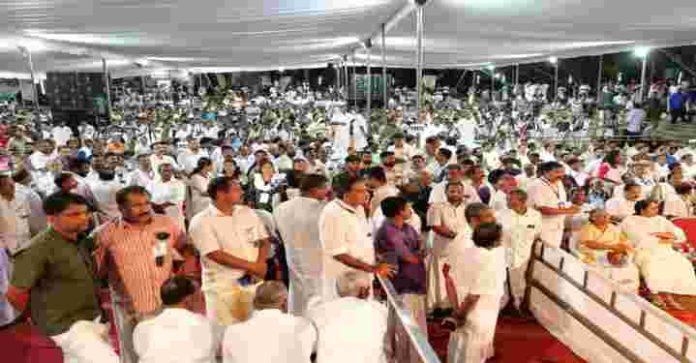 പൊരിവെയിലിലും അണമുറിയാത്ത ജനപ്രവാഹം; തിരുനക്കര മൈതാനത്ത് പൊതുദർശനം രണ്ടുമണിക്കൂറിലധികം പിന്നിട്ടു; ഇനിയും കാണുവാൻ ആയിരങ്ങൾ ; പ്രത്യേക ക്യൂ നിയന്ത്രിക്കാൻ കഴിയാതെ സംഘാടകർ പൊരിവെയിലിലും അണമുറിയാത്ത ജനപ്രവാഹം; തിരുനക്കര മൈതാനത്ത് പൊതുദർശനം രണ്ടുമണിക്കൂറിലധികം പിന്നിട്ടു; ഇനിയും കാണുവാൻ ആയിരങ്ങൾ ; പ്രത്യേക ക്യൂ നിയന്ത്രിക്കാൻ കഴിയാതെ സംഘാടകർ
