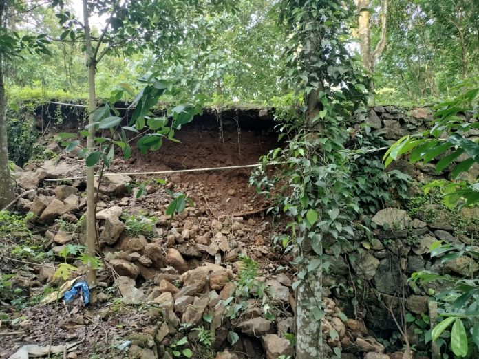 റോഡിന്റെ സംരക്ഷണ ഭിത്തി ഇടിഞ്ഞു ; അപകട ഭീഷണിയായതോടെ പ്രദേശവാസികൾ കനത്ത ആശങ്കയിൽ റോഡിന്റെ സംരക്ഷണ ഭിത്തി ഇടിഞ്ഞു ; അപകട ഭീഷണിയായതോടെ പ്രദേശവാസികൾ കനത്ത ആശങ്കയിൽ