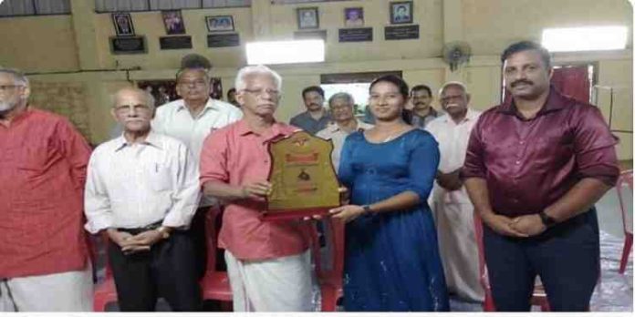 ഏഷ്യൻ ഹാൻഡ് ബോളിൽ ഇന്ത്യയ്ക്ക് വെങ്കലം നേടിക്കൊടുത്ത അക്ഷയ എസ് നായരെ അനുമോദിച്ചു ഏഷ്യൻ ഹാൻഡ് ബോളിൽ ഇന്ത്യയ്ക്ക് വെങ്കലം നേടിക്കൊടുത്ത അക്ഷയ എസ് നായരെ അനുമോദിച്ചു