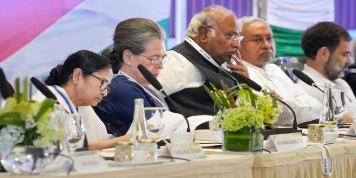 അധികാരത്തിനോട് കോൺഗ്രസിന് താൽപ്പര്യമില്ല ; പ്രതിപക്ഷ യോഗത്തിൽ മല്ലികാർജുൻ ഖാർഗെ അധികാരത്തിനോട് കോൺഗ്രസിന് താൽപ്പര്യമില്ല ; പ്രതിപക്ഷ യോഗത്തിൽ മല്ലികാർജുൻ ഖാർഗെ