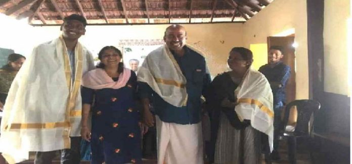 ഒഴുക്കില്പ്പെട്ടയാളെ രക്ഷപെടുത്തിയവരെ ഗ്രാമസഭ ആദരിച്ചു ഒഴുക്കില്പ്പെട്ടയാളെ രക്ഷപെടുത്തിയവരെ ഗ്രാമസഭ ആദരിച്ചു