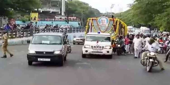 വിടചൊല്ലി തലസ്ഥാനം ; വിലാപയാത്ര കോട്ടയത്തേക്ക് വിടചൊല്ലി തലസ്ഥാനം ; വിലാപയാത്ര കോട്ടയത്തേക്ക്