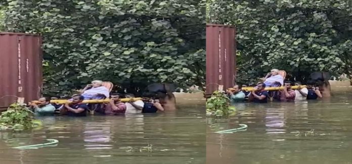 വീടിന് ചുറ്റും വെള്ളം ; ആരോഗ്യപ്രശ്നം നേരിട്ട വയോധികയെ ചുമന്ന് സിപിഐഎം, ഡിവൈഎഫ്ഐ പ്രവര്ത്തകര് വീടിന് ചുറ്റും വെള്ളം ; ആരോഗ്യപ്രശ്നം നേരിട്ട വയോധികയെ ചുമന്ന് സിപിഐഎം, ഡിവൈഎഫ്ഐ പ്രവര്ത്തകര്