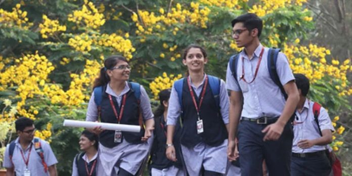 സംസ്ഥാനത്ത് പ്ലസ് വൺ ക്ലാസുകൾ നാളെ മുതൽ തുടങ്ങും സംസ്ഥാനത്ത് പ്ലസ് വൺ ക്ലാസുകൾ നാളെ മുതൽ തുടങ്ങും