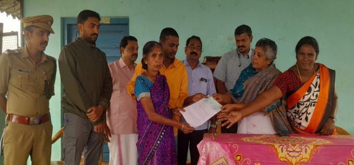 ജോലിക്കിടെ മരണപ്പെട്ട ആനന്ദകുമാരിയുടെ കുടുംബത്തിന് കെ എഫ് ഡി സി തുക കൈമാറി ജോലിക്കിടെ മരണപ്പെട്ട ആനന്ദകുമാരിയുടെ കുടുംബത്തിന് കെ എഫ് ഡി സി തുക കൈമാറി