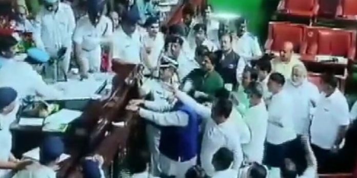 ഡെപ്യൂട്ടി സ്പീക്കർക്ക് നേരെ കടലാസ് എറിഞ്ഞു ; കർണാടകയിൽ 9 ബിജെപി എംഎൽഎമാരെ സസ്പെൻഡ് ചെയ്തു ഡെപ്യൂട്ടി സ്പീക്കർക്ക് നേരെ കടലാസ് എറിഞ്ഞു ; കർണാടകയിൽ 9 ബിജെപി എംഎൽഎമാരെ സസ്പെൻഡ് ചെയ്തു