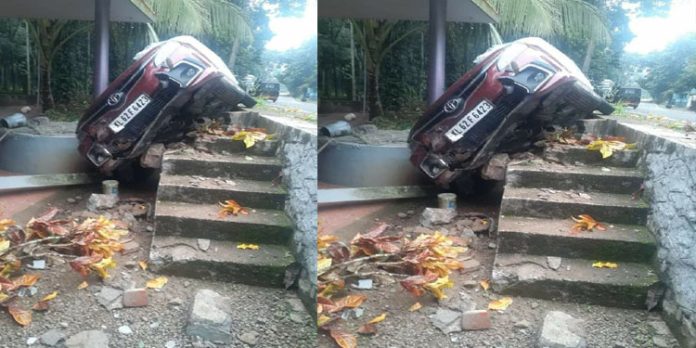 വിമാനത്താവളത്തില് നിന്ന് മടങ്ങിയ സംഘത്തിന്റെ കാര് അപകടത്തില്പെട്ടു വിമാനത്താവളത്തില് നിന്ന് മടങ്ങിയ സംഘത്തിന്റെ കാര് അപകടത്തില്പെട്ടു