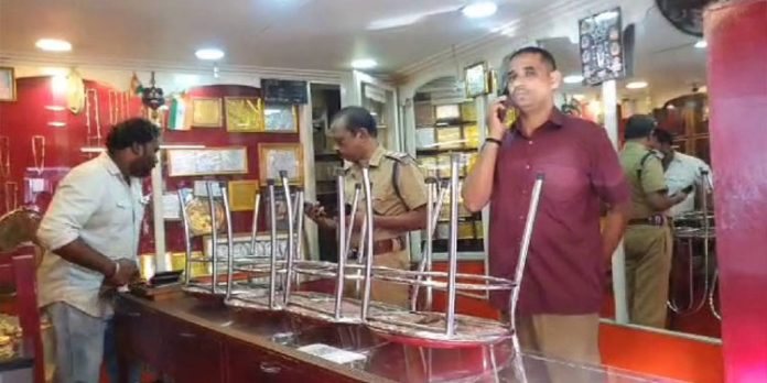 ബാലരാമപുരത്ത് സ്വര്ണക്കടകളും തുണിക്കടകളും കുത്തിതുറന്ന് വന് കവര്ച്ച ബാലരാമപുരത്ത് സ്വര്ണക്കടകളും തുണിക്കടകളും കുത്തിതുറന്ന് വന് കവര്ച്ച