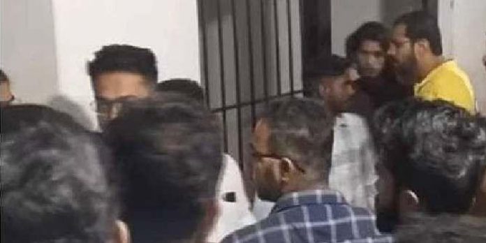 കസ്റ്റഡിയിലെടുത്ത കെഎസ്യു പ്രവർത്തകരെ എംഎൽഎ മോചിപ്പിച്ച സംഭവം ; രണ്ട് പോലീസ് ഉദ്യോഗസ്ഥര്ക്ക് സസ്പെന്ഷന് കസ്റ്റഡിയിലെടുത്ത കെഎസ്യു പ്രവർത്തകരെ എംഎൽഎ മോചിപ്പിച്ച സംഭവം ; രണ്ട് പോലീസ് ഉദ്യോഗസ്ഥര്ക്ക് സസ്പെന്ഷന്