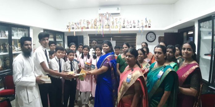 ലൈബ്രറിയിലേക്ക് പുസ്തകങ്ങള് കൈമാറി ലൈബ്രറിയിലേക്ക് പുസ്തകങ്ങള് കൈമാറി