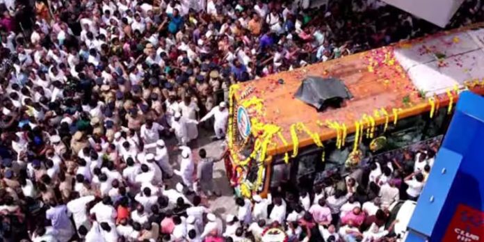 പുതുപ്പള്ളിയിലേക്ക് അവസാനയാത്ര, ഒഴുകിയെത്തി ജനസാഗരം പുതുപ്പള്ളിയിലേക്ക് അവസാനയാത്ര, ഒഴുകിയെത്തി ജനസാഗരം
