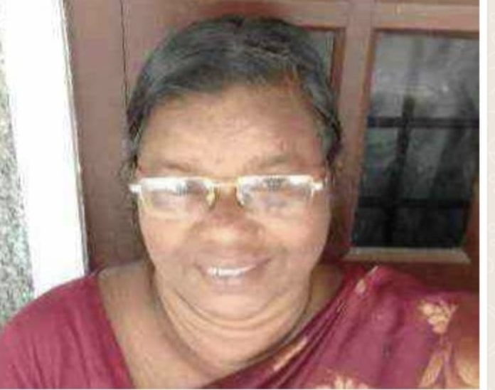 ഹൃദയാഘാതത്തെ തുടർന്ന് വെള്ളക്കെട്ടിൽ വീണ് മരിച്ച വീട്ടമ്മയുടെ മൃതദേഹം കരയ്ക്ക് എത്തിച്ചു ; സംസ്കാരം പിന്നീട് ഹൃദയാഘാതത്തെ തുടർന്ന് വെള്ളക്കെട്ടിൽ വീണ് മരിച്ച വീട്ടമ്മയുടെ മൃതദേഹം കരയ്ക്ക് എത്തിച്ചു ; സംസ്കാരം പിന്നീട്