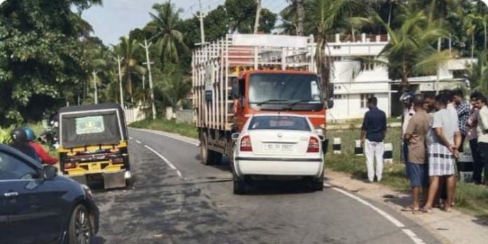 ഗ്യാസ് സിലിണ്ടര് കയറ്റി വന്ന ലോറിയും കാറും കൂട്ടിയിടിച്ച് അപകടം ; നാല് പേര്ക്ക് പരിക്കേറ്റു ഗ്യാസ് സിലിണ്ടര് കയറ്റി വന്ന ലോറിയും കാറും കൂട്ടിയിടിച്ച് അപകടം ; നാല് പേര്ക്ക് പരിക്കേറ്റു