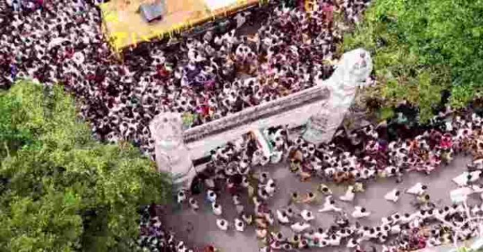 കര കവിഞ്ഞ് തിരുനക്കര ; നിലയ്ക്കാത്ത മുദ്രാവാക്യങ്ങള് ; വികാരഭരിതം അന്ത്യയാത്ര കര കവിഞ്ഞ് തിരുനക്കര ; നിലയ്ക്കാത്ത മുദ്രാവാക്യങ്ങള് ; വികാരഭരിതം അന്ത്യയാത്ര
