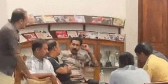 കെഎസ്ആര്ടിസി ബസുകളിലെ പരസ്യത്തിന് കമ്മീഷന് വാങ്ങിയ ഡെപ്യൂട്ടി ജനറല് മാനേജര് പിടിയില് കെഎസ്ആര്ടിസി ബസുകളിലെ പരസ്യത്തിന് കമ്മീഷന് വാങ്ങിയ ഡെപ്യൂട്ടി ജനറല് മാനേജര് പിടിയില്